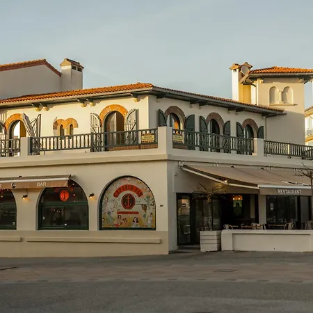 Les Basques, Vue Et Acces Directe A La Plage, Immense Terrasse, Place Des Landais Hossegor, Quartier Tres Anime, Ideal Pour Un Sejour Entre Amis Apartment
